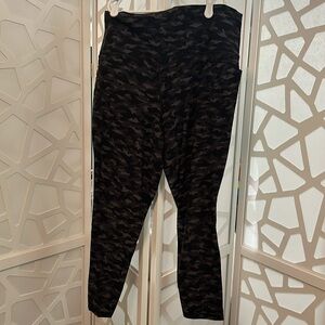 Athleta Salutation Stash Pocket 7/8 Camo Capri XL